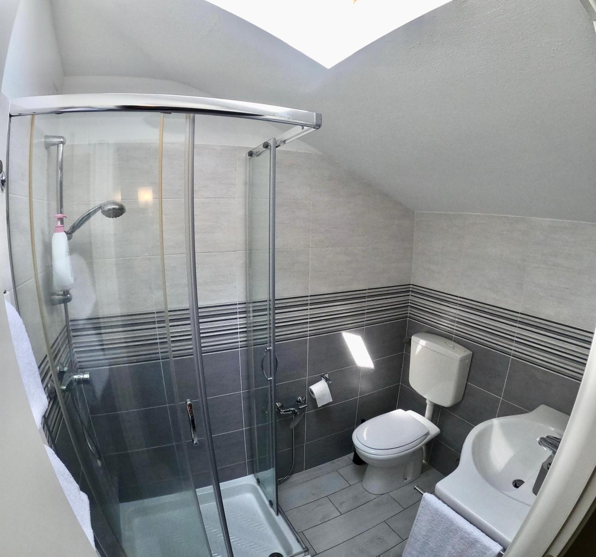 Bella Vita Guesthouse -Parcheggio Privato Interno Arona Eksteriør bilde