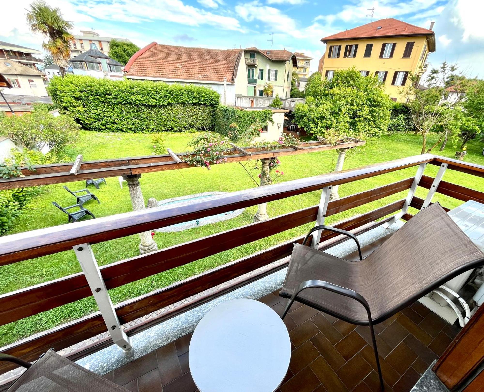 Bella Vita Guesthouse -Parcheggio Privato Interno Arona Eksteriør bilde