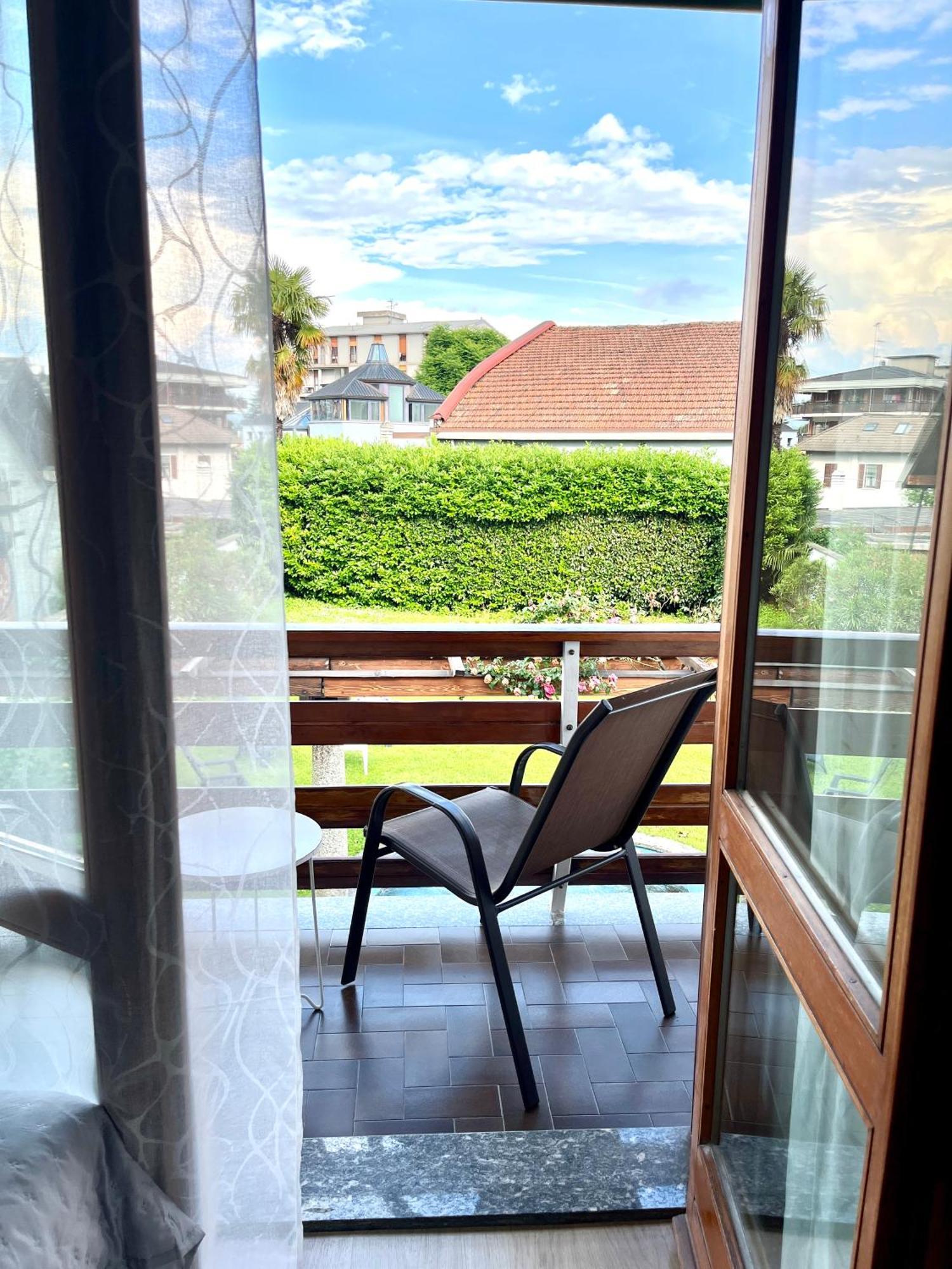 Bella Vita Guesthouse -Parcheggio Privato Interno Arona Eksteriør bilde